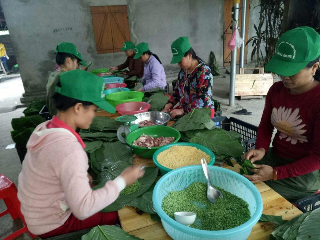 People making Bánh chưng gù